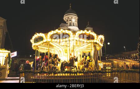 Marché de Noël dans la vieille ville et cathédrale d'Helsinki , Finlande. Banque D'Images