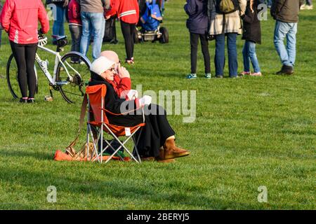 Couple âgé assis sur des chaises repliables dans Endcliffe Park attendant le mi Amigo 75ème crash Fly passé Banque D'Images