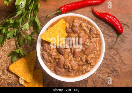 Haricots verts mexicains sur une table en bois Banque D'Images