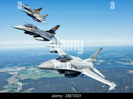 Mélanger la formation d'avions F-16 pendant l'exercice OTAN Tiger Meet. Banque D'Images