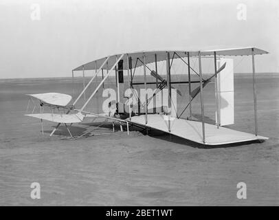 Wilbur Wright allongé dans un prototype endommagé après une tentative de vol infructueuse. Banque D'Images