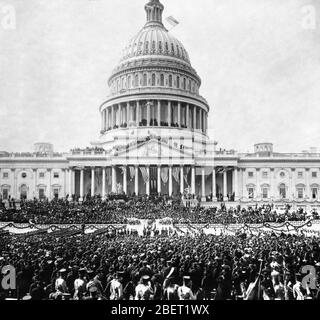 Des foules se sont rassemblées à l'extérieur du Capitole des États-Unis pour l'inauguration de Theodore Roosevelt, 1905. Banque D'Images