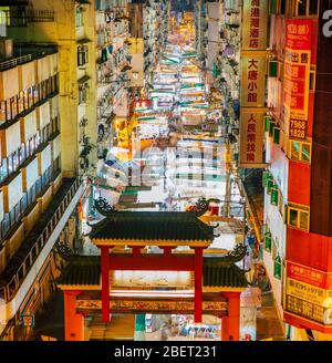 Marché de nuit animé à Temple Street dans la région de Mong Kok à Kowloon, Hong Kong. Banque D'Images