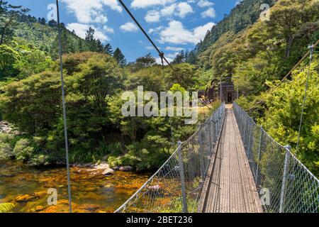 Passerelle sur la rivière Waitaweta, promenade historique de la gorge de Karangahake, gorge de Karangahake, île du Nord, Nouvelle-Zélande