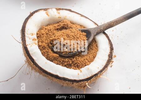 Sucre de noix de coco sur fond blanc. Indice glycémique faible Banque D'Images