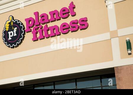 Un logo en dehors d'un emplacement Planet Fitness à Newark, Delaware, le 11 avril 2020. Banque D'Images