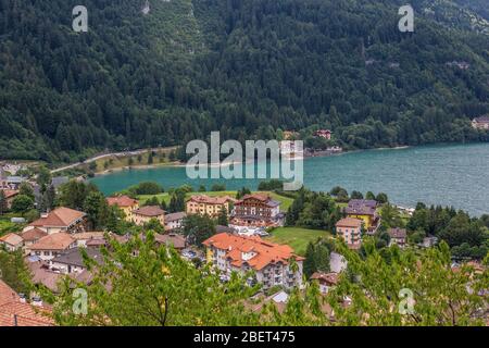 Vue sur la ville et le lac Molveno, Italie Banque D'Images