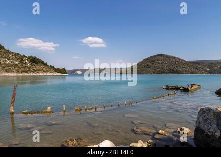 Parties du naufrage du navire allemand Fritz de la seconde Guerre mondiale dans la baie de Salamstica dans la baie de Rasa, Istrie, Croatie Banque D'Images