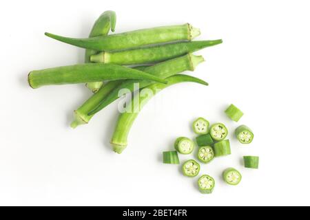 Okra frais tranché sur fond blanc Banque D'Images