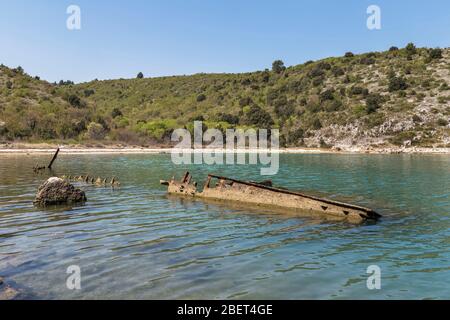 Parties du naufrage du navire allemand Fritz de la seconde Guerre mondiale dans la baie de Salamstica dans la baie de Rasa, Istrie, Croatie Banque D'Images