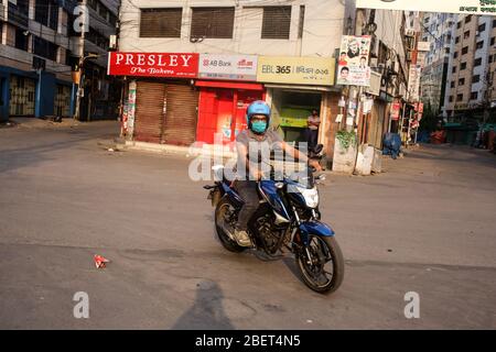 Dhaka, Bangladesh. 15 avril 2020. Un homme en vélo porte du facemak par mesure de précaution au nouveau coronavirus (CoVid-19) d'être propagé. Jusqu'à présent, 1132 personnes ont été infectées par COVID-19 au Bangladesh, dont 50 sont mortes confirmées par IEDRI. 49 personnes ont été rejetées comme guéries. (Photo de M. Rakibul Hasan/Pacific Press) crédit: Agence de presse du Pacifique/Alay Live News Banque D'Images