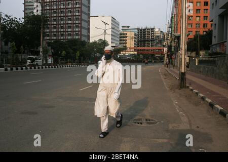 Dhaka, Bangladesh. 15 avril 2020. Un vieil homme musulman portant un masque, des gants et des chaussettes avec la robe traditionnelle pour se protéger de la propagation du nouveau coronavirus (CoVid-19). (Photo de M. Rakibul Hasan/Pacific Press) crédit: Agence de presse du Pacifique/Alay Live News Banque D'Images