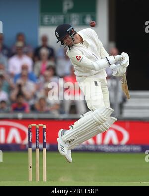 LEEDS, Royaume-Uni - 3 JUIN Stuart Broad of England évite une livraison rapide pendant le troisième jour du deuxième match de test NAT West entre l'Angleterre et le Pakistan au Headingley Cricket Ground, Leeds, dimanche 3 juin 2018. (Crédit: Mark Fletcher | mi News) Banque D'Images