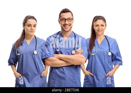 Équipe de jeunes travailleurs de la santé en uniformes bleus isolés sur fond blanc Banque D'Images