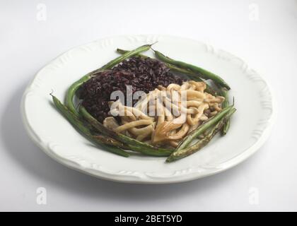Repas de Shimeji et de riz noir sur fond blanc Banque D'Images