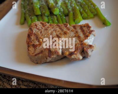 filet grillé avec asperges vertes bouillies rapprochés Banque D'Images
