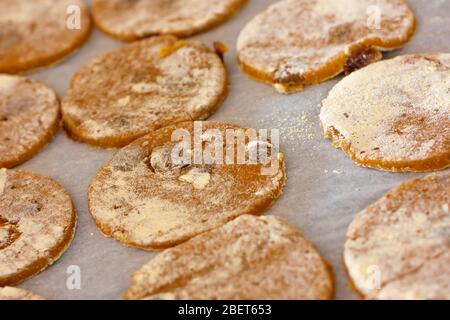 Pâte maison farine de pois chikpea sans gluten cookies sur la plaque de cuisson prête pour le four pour la cuisson. Tartes maison. Banque D'Images