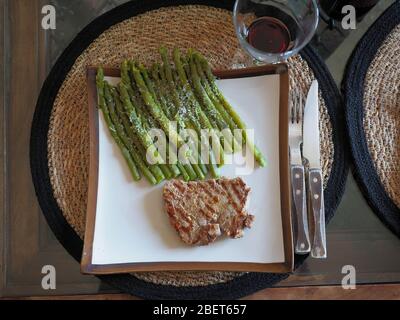 filet grillé avec asperges cuites vertes Banque D'Images