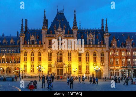 Le renouveau gothique Provinciaal Hof sur la place Markt à Bruges, Belgique à l'heure bleue Banque D'Images