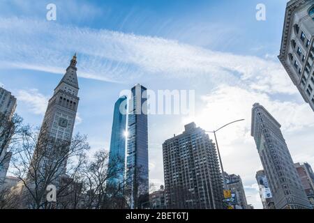 Les immeubles résidentiels de luxe de grande taille se trouvent dans le ciel bleu du quartier de Flat Iron à New York City NY USA le 28 décembre 2018. Banque D'Images