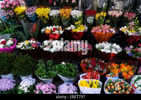 Italie, Milan - 20 février 2020: Bouquets de fleurs différentes sur un stand de rue Banque D'Images