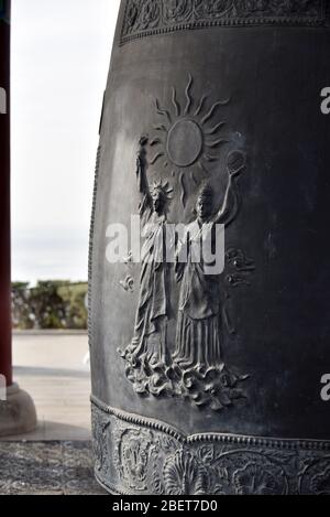 San Pedro California, 25 décembre 2017 : détail d'art complexe sur la cloche coréenne de l'amitié. Ce pavillon et ce pavillon massifs et décorés avec une grande complexité Banque D'Images