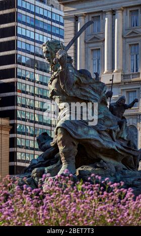 Monumento à 'Juana Azurduy' par le centre culturel 'Nestor Kirchner'. Buenos Aires, Argentine. Banque D'Images