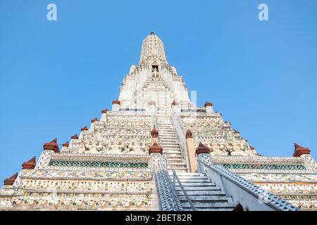 Temple Wat Arun dans un ciel bleu. Wat Arun est un temple bouddhiste à Bangkok, Thaïlande. Banque D'Images