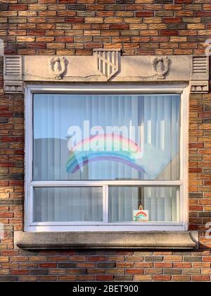 Arcs-en-ciel d'espoir pendant la pandémie du Covid19, Montréal Banque D'Images