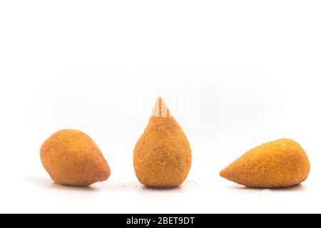 Poulet brésilien Coxinha isolé sur fond blanc Banque D'Images