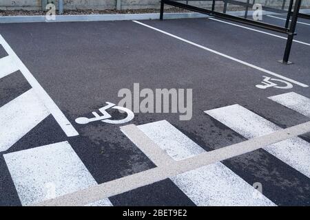 place de signalisation pour le marquage de la route pour personnes handicapées sur l'asphalte pour les citoyens handicapés Banque D'Images