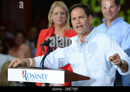 MIAMI, FL - 13 AOÛT : le sénateur républicain Marco Rubio parle lors d'un rassemblement de campagne au El Palacio de Los Jugos le 13 août 2012 à Miami, en Floride. Banque D'Images