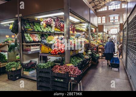 Les légumes s'étallent sur le marché alimentaire Mercato Delle Erbe à Bologne, capitale et plus grande ville de la région d'Emilie Romagne dans le nord de l'Italie Banque D'Images