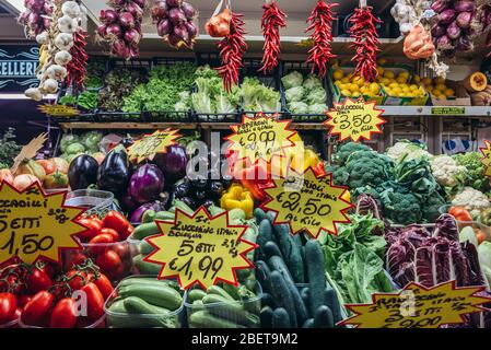 Les légumes s'étallent sur le marché alimentaire Mercato Delle Erbe à Bologne, capitale et plus grande ville de la région d'Emilie Romagne dans le nord de l'Italie Banque D'Images