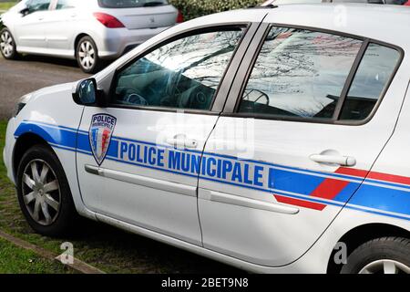 Bordeaux , Aquitaine / France - 01 09 2020 : la police automobile municipale signifie en véhicule de police municipale français Banque D'Images