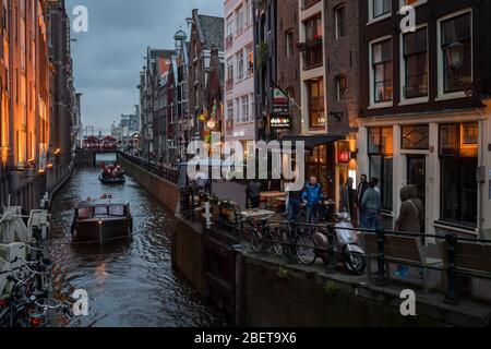 Amsterdam, Pays-Bas - juin 2016 : traversez le centre-ville pour rejoindre la zone des feux rouges Banque D'Images