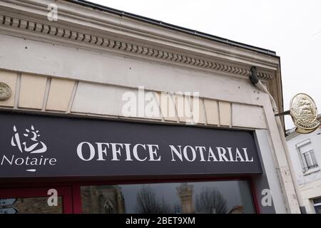 Bordeaux , Aquitaine / France - 01 09 2020 : notaire français signe sur le mur notaire dans la rue Banque D'Images