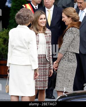 Sofia Reine d'Espagne (l), Princesse Letizia d'Espagne (c) et Infanta Elena d'Espagne assistent à la Journée nationale de la Parade militaire.octobre 12.2012.(ALTERPHOTOS Banque D'Images