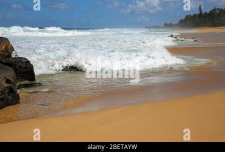 Pierres de lave sur Sunset Beach, Oahu, Hawaï Banque D'Images