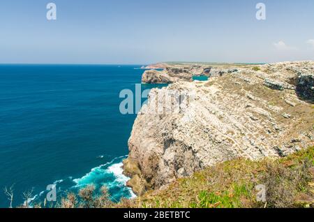 Portugal, Algarve, vue sur les célèbres falaises de Moher et l'océan Atlantique sauvage, côte portugaise près du Cap Saint Vincent sur un temps ensoleillé et clair Banque D'Images