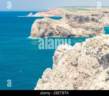 Portugal, Algarve, vue sur les célèbres falaises de Moher et l'océan Atlantique sauvage, côte portugaise près du Cap Saint Vincent sur un temps ensoleillé et clair Banque D'Images