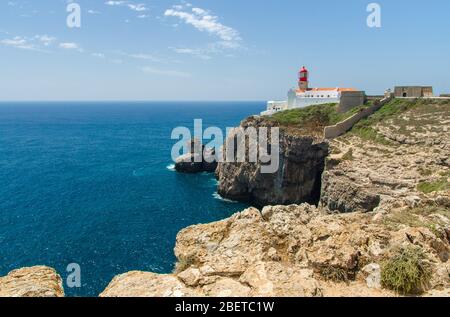 Portugal, Algarve, vue sur les falaises de Moher et de l'océan Atlantique, phare rouge blanc, phare près de Sagres au Portugal, Cap Saint Vincent sur une d ensoleillée Banque D'Images