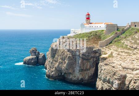 Portugal, Algarve, vue sur les falaises de Moher et de l'océan Atlantique, phare rouge blanc, phare près de Sagres au Portugal, Cap Saint Vincent sur une d ensoleillée Banque D'Images