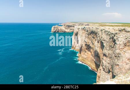 Portugal, Algarve, vue sur les célèbres falaises de Moher et l'océan Atlantique sauvage, côte portugaise près du Cap Saint Vincent sur un temps ensoleillé et clair Banque D'Images