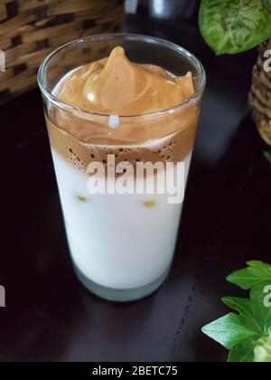 Dalgona café fouetté, qui est originaire de Corée du Sud Banque D'Images