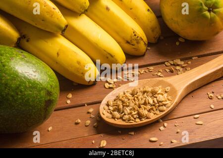 Banane, Papaya, avocat et Granola sur une table en bois Banque D'Images