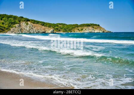 Vagues et sable doux à la plus belle plage de la côte sud de la mer Noire à Silistar, Rezovo, Bulgarie Banque D'Images