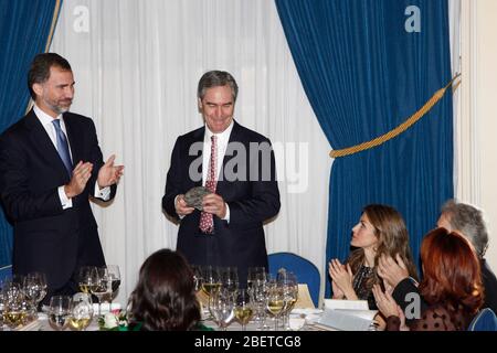 Le prince Felipe d'Espagne, Michael Ignatieff et la princesse Letizia d'Espagne assistent à la cérémonie du « Prix Francisco Cerecedo du journalisme » à l'hôtel Ritz à Banque D'Images