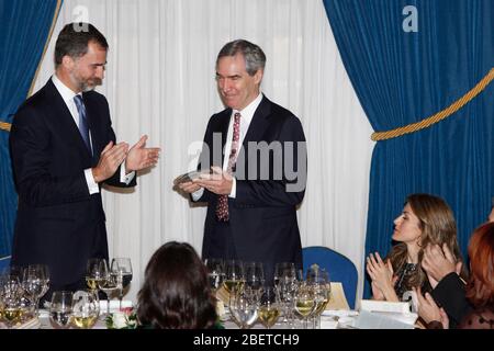 Le prince Felipe d'Espagne, Michael Ignatieff et la princesse Letizia d'Espagne assistent à la cérémonie du « Prix Francisco Cerecedo du journalisme » à l'hôtel Ritz à Banque D'Images