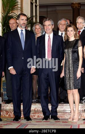 Le prince Felipe d'Espagne, Michael Ignatieff et la princesse Letizia d'Espagne assistent à la cérémonie du « Prix Francisco Cerecedo du journalisme » à l'hôtel Ritz à Banque D'Images